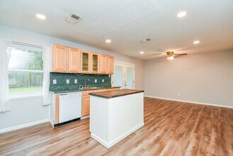 9615 Beverly Hill St in Houston, TX - Building Photo - Building Photo