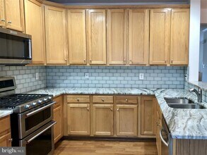 1981 Logan Manor Dr in Reston, VA - Building Photo - Building Photo