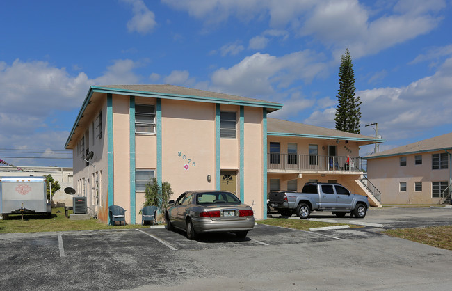 3075 NE 13th Ave in Oakland Park, FL - Building Photo - Building Photo