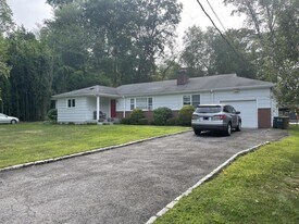 88 Sanford Ln in Stamford, CT - Building Photo