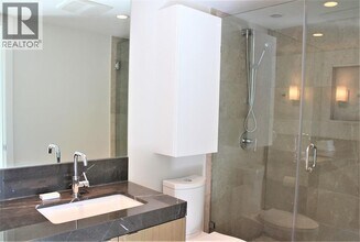 125 E 14th St in North Vancouver, BC - Building Photo - Building Photo