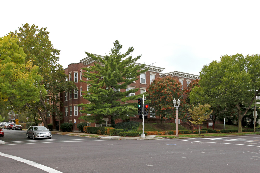 Lindell Plaza Apartments in St. Louis, MO - Building Photo