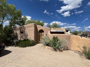 403 Trujillo Ln in Taos, NM - Foto de edificio - Building Photo