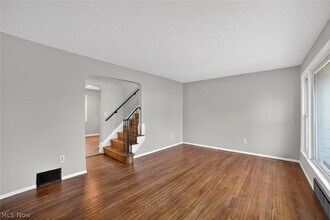 303 S Green Rd in South Euclid, OH - Building Photo - Building Photo