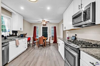 211 Crakston Ct in Bonaire, GA - Foto de edificio - Building Photo