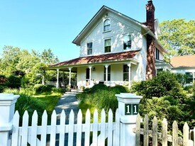 11 Montauk Ave in Sag Harbor, NY - Building Photo