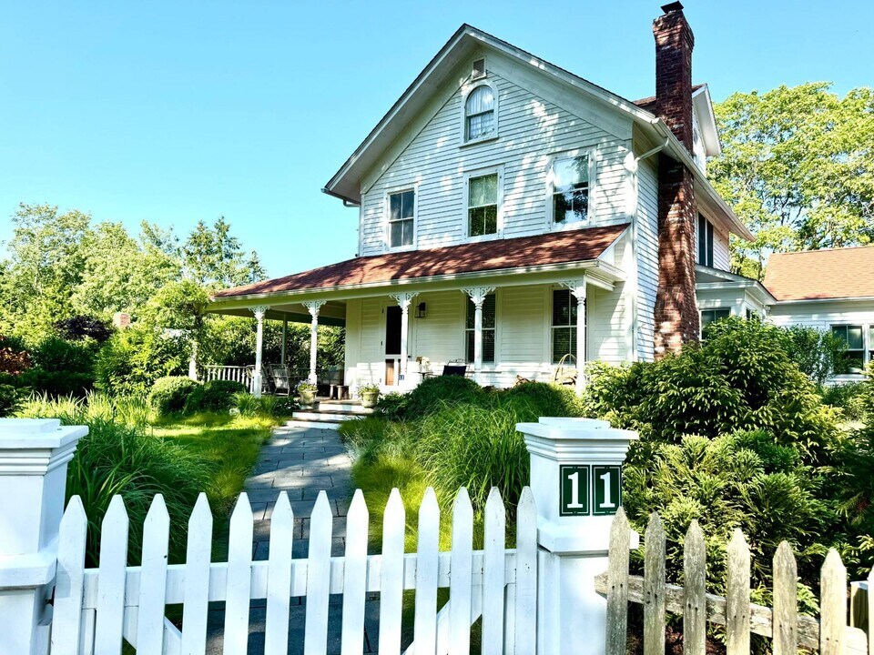 11 Montauk Ave in Sag Harbor, NY - Building Photo