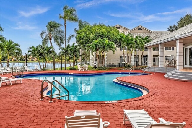 2831 N Oakland Forest Dr in Oakland Park, FL - Building Photo - Building Photo