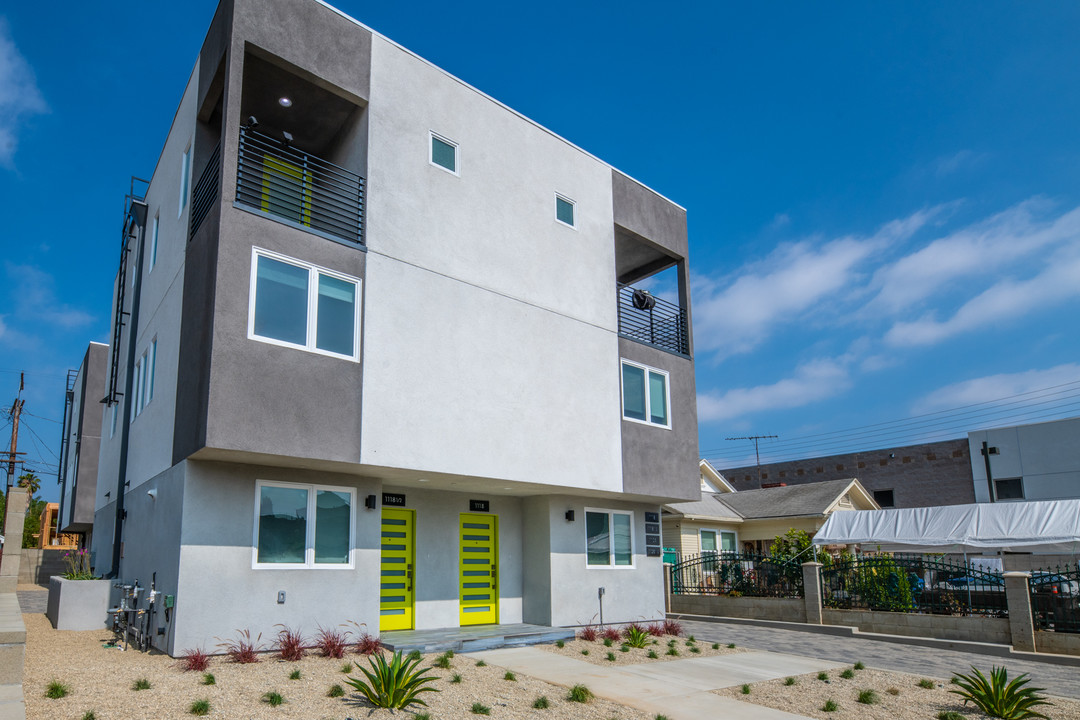 1118 N Heliotrope Dr in Los Angeles, CA - Building Photo