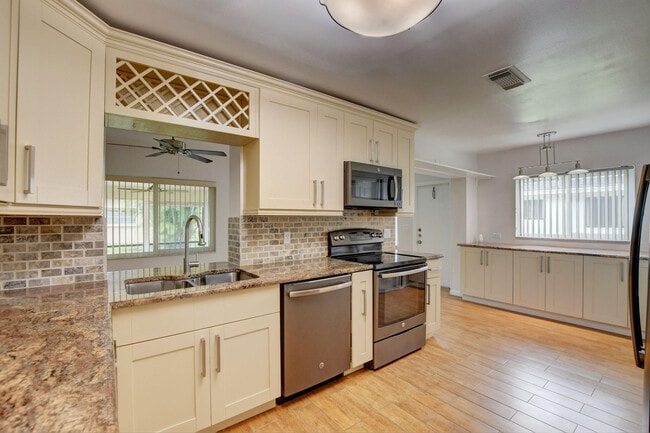 6347 Country Wood Way in Delray Beach, FL - Building Photo - Building Photo