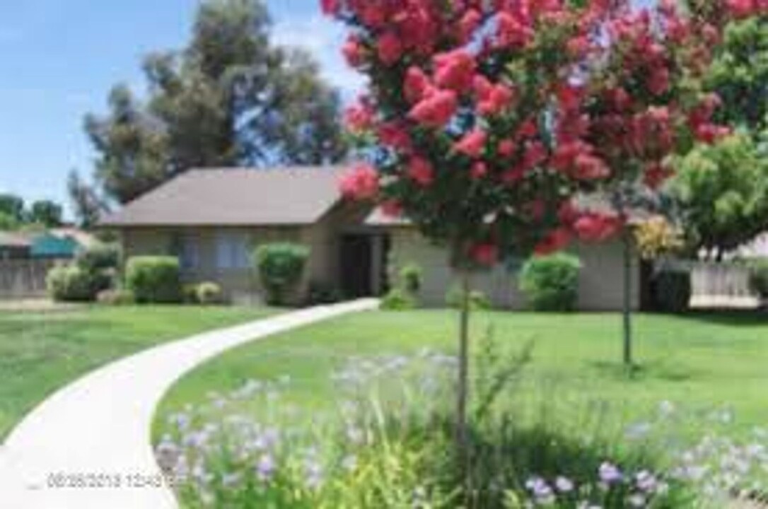 143 Fairmont Ave in Clovis, CA - Building Photo