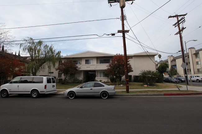 Keswick Court Apartments in Canoga Park, CA - Foto de edificio - Building Photo