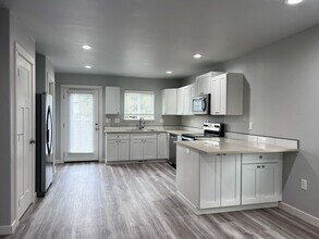 845 W Oak St in Lebanon, OR - Building Photo - Building Photo