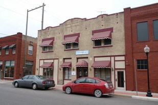 112 W Pine Ave in El Dorado, KS - Building Photo
