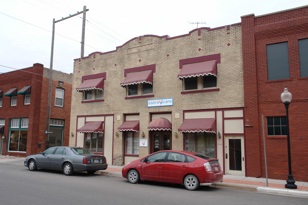 112 W Pine Ave in El Dorado, KS - Building Photo