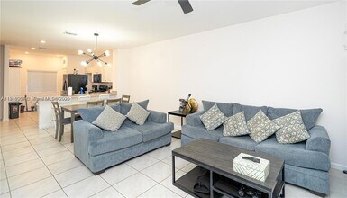 2820 NW 180th St in Miami Gardens, FL - Foto de edificio - Building Photo