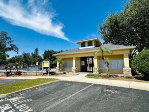 203 Castlekeeper Pl in Valrico, FL - Foto de edificio - Building Photo