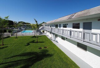 1045 NE 39th Dr-Unit -12 in Oakland Park, FL - Building Photo - Building Photo
