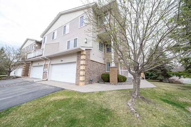 6988 S Park Dr in Savage, MN - Building Photo - Building Photo