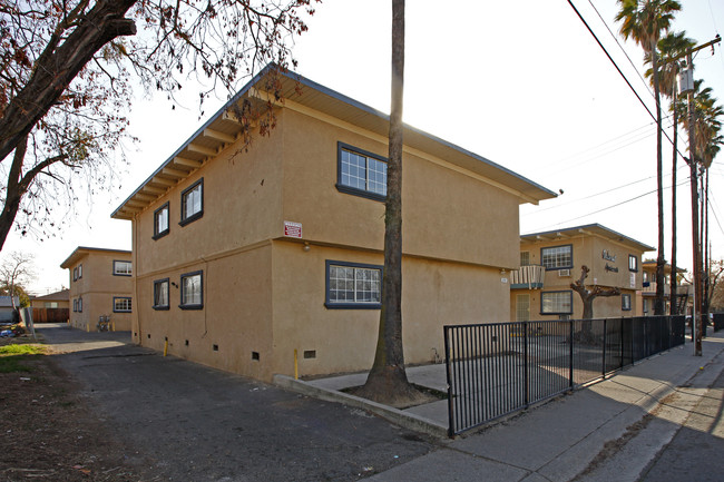 Oakmont Apartments in Sacramento, CA - Building Photo - Building Photo