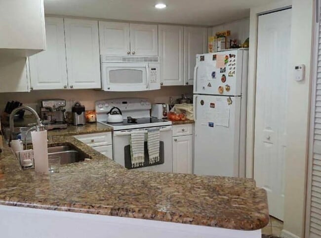 500 Crestwood Ct N in Royal Palm Beach, FL - Building Photo - Building Photo