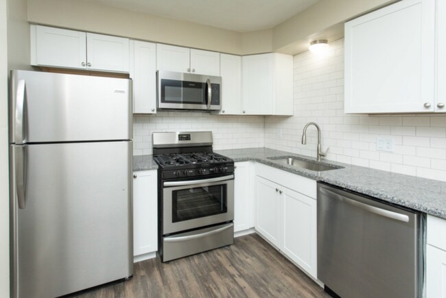 23700 W Warren Ave in Dearborn Heights, MI - Building Photo - Building Photo