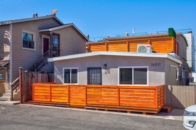16511 23rd St, Unit C in Sunset Beach, CA - Building Photo - Building Photo