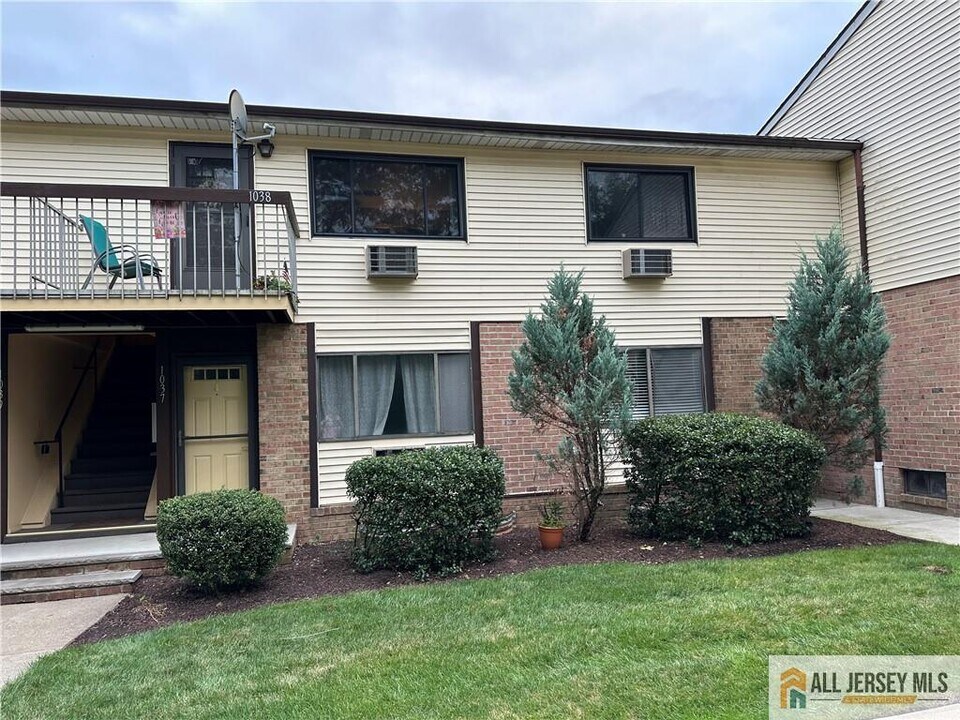 1037 Cricket Ln in Woodbridge, NJ - Building Photo