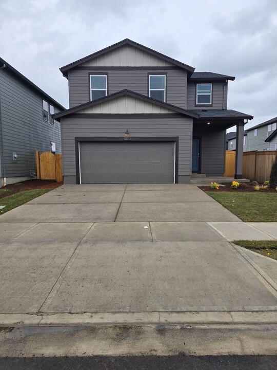 2721 Chickadee Ln in Woodburn, OR - Building Photo