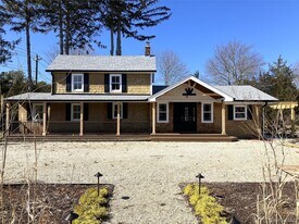 85 Lewis Rd in East Quogue, NY - Building Photo