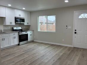 2075 Julian Ave in San Diego, CA - Building Photo - Building Photo
