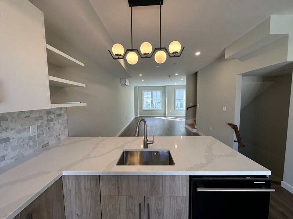 33 Copeland St in Boston, MA - Building Photo