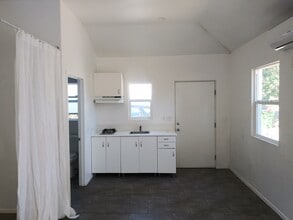 6661 Enfield Ave in Reseda, CA - Foto de edificio - Building Photo