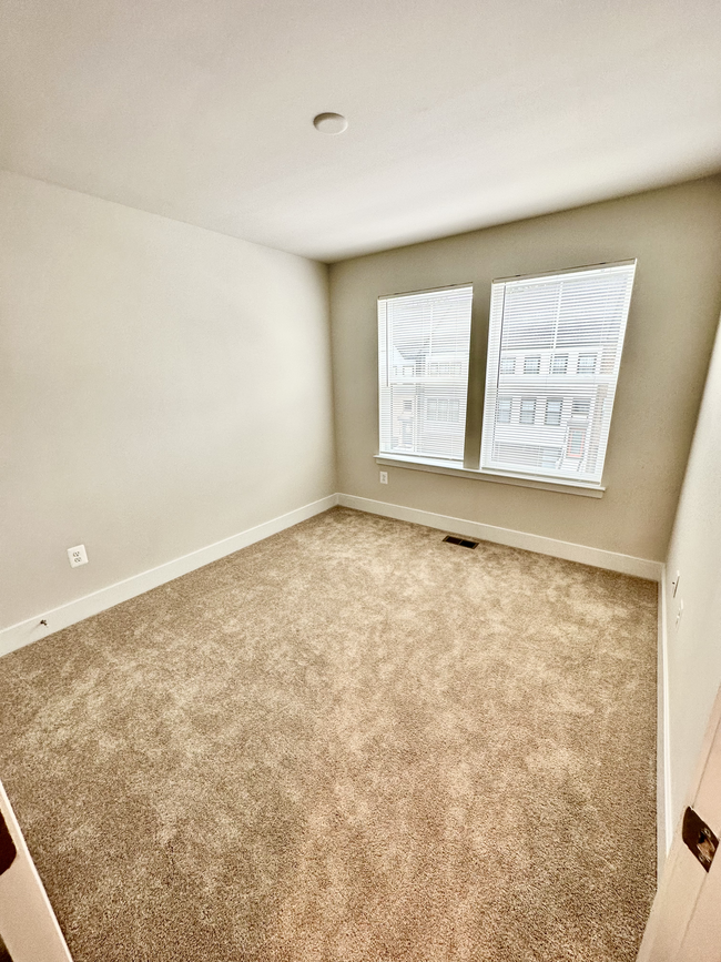 822 Teacher Mitchell Rd in Glen Burnie, MD - Foto de edificio - Building Photo