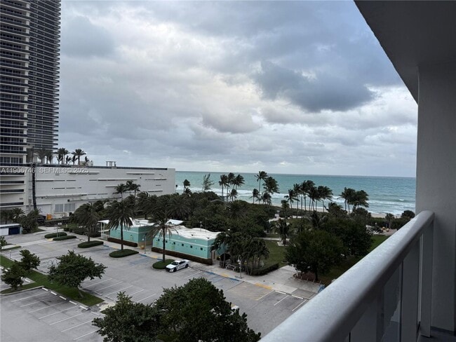1880 S Ocean Dr in Hallandale Beach, FL - Foto de edificio - Building Photo