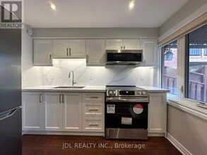 32 Bestview Crescent in Vaughan, ON - Building Photo - Building Photo