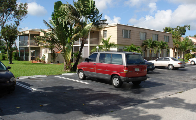 Woodland Manor in Coral Springs, FL - Foto de edificio - Building Photo