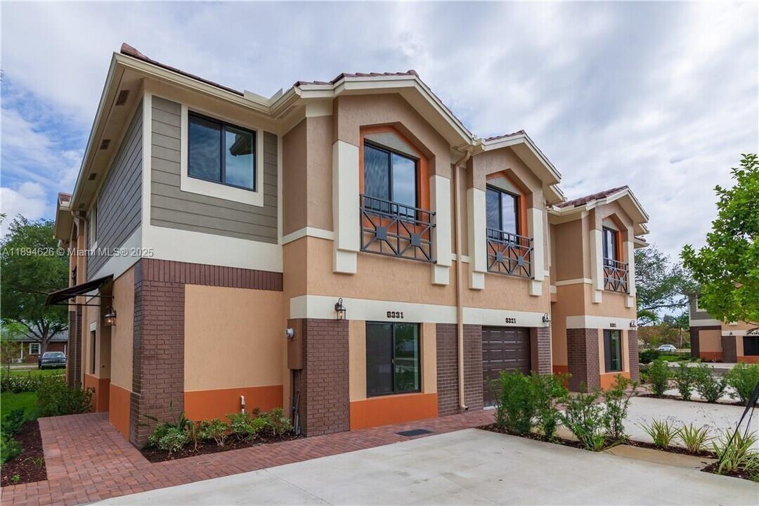 6301 S Station Sq in Davie, FL - Foto de edificio