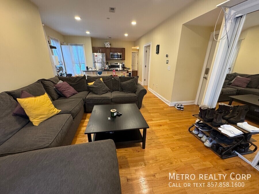 9A Jay St in Somerville, MA - Building Photo