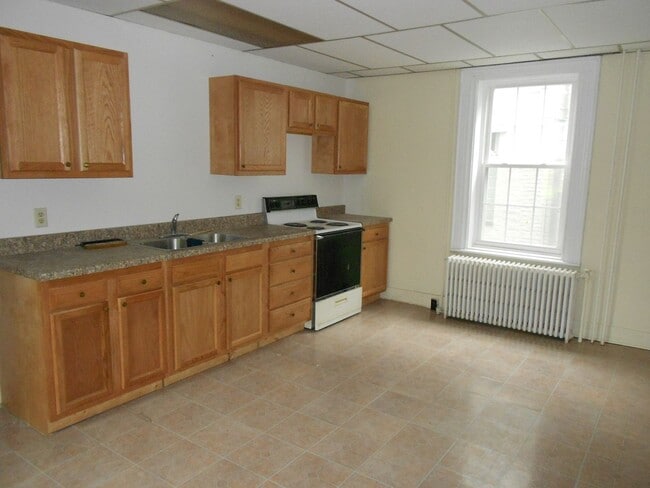 148 E Queen St in Chambersburg, PA - Building Photo - Building Photo