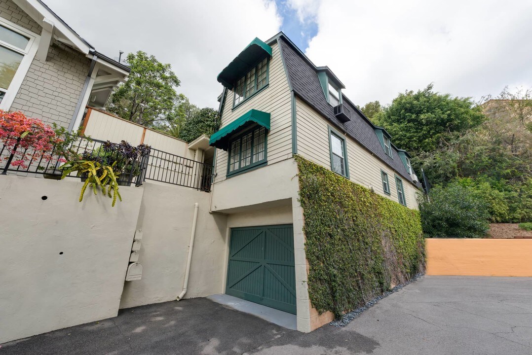 1960 Hillcrest Rd in Los Angeles, CA - Building Photo