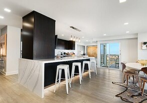 700 E Hildebrand Ave in San Antonio, TX - Building Photo