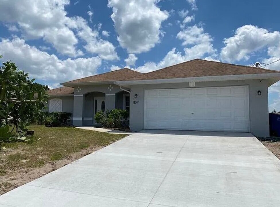 1157 Holly Ave S in Lehigh Acres, FL - Building Photo