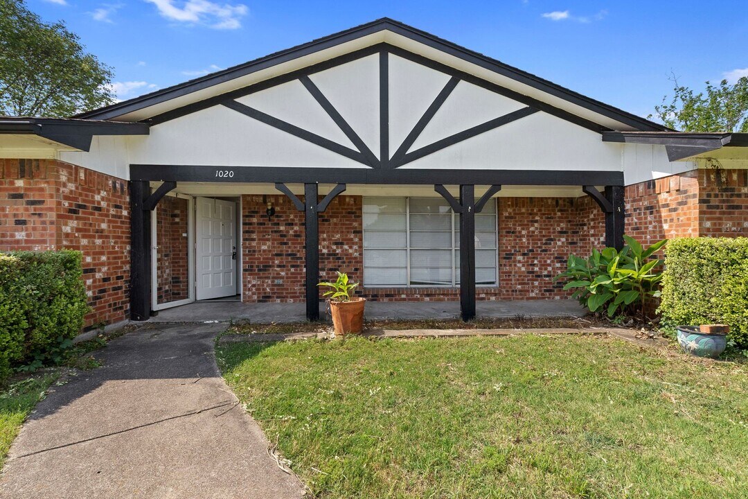 1020 Hillcrest Dr in Desoto, TX - Building Photo