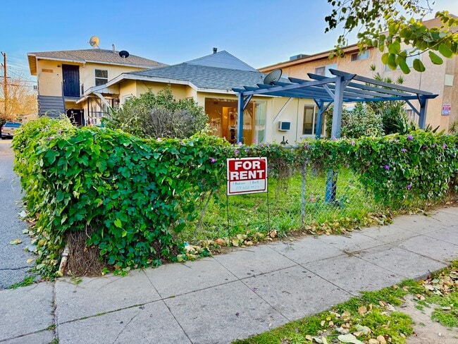 14122 Delano St, Unit A