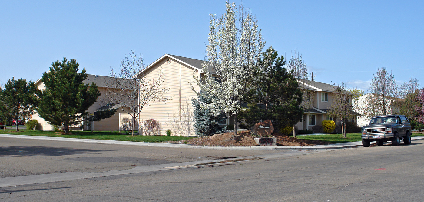 1207 S Ivy St in Nampa, ID - Building Photo