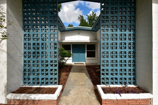 3658 NW 40th Pl in Gainesville, FL - Foto de edificio - Building Photo