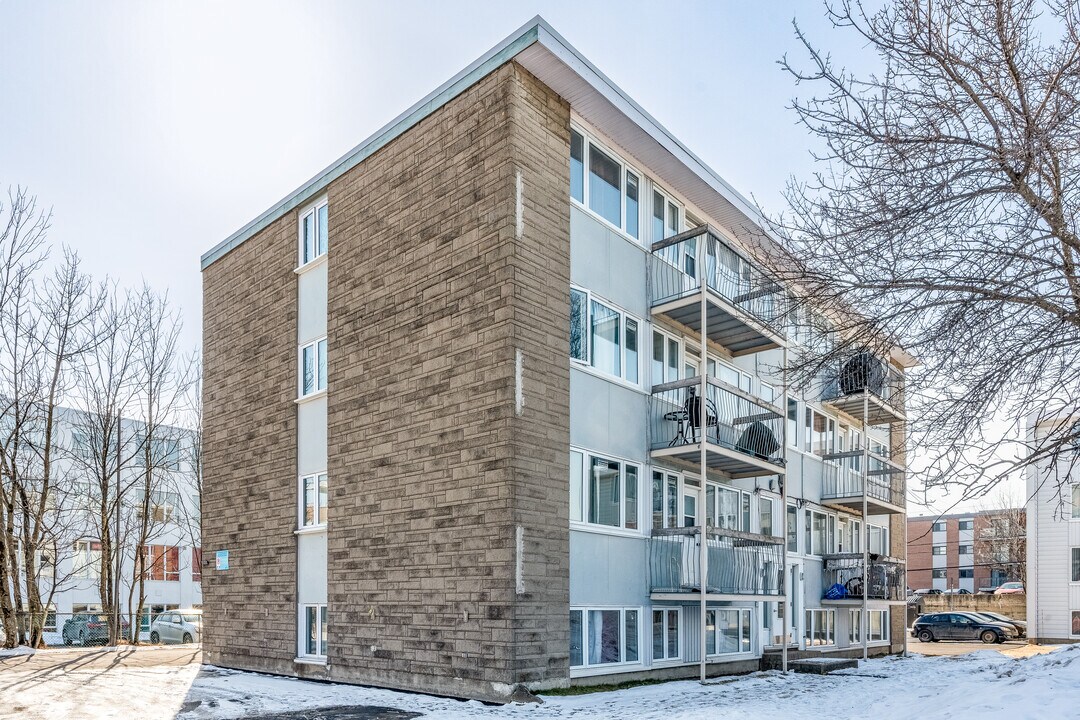 908 Monseigneur-Grandin St in Québec, QC - Building Photo