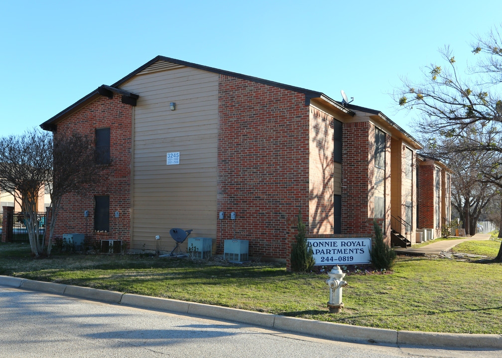 Bonnie Royal in Fort Worth, TX - Building Photo