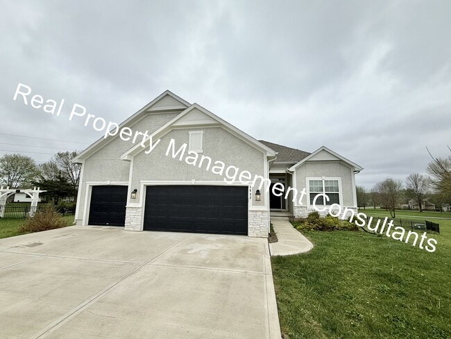 1833 NE Ravenwood Dr in Lee's Summit, MO - Building Photo - Building Photo